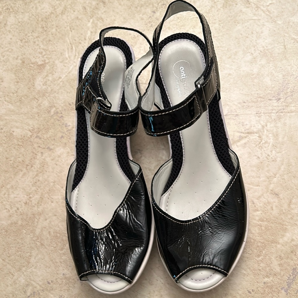 Easy Spirit Black and White open toe Sandals